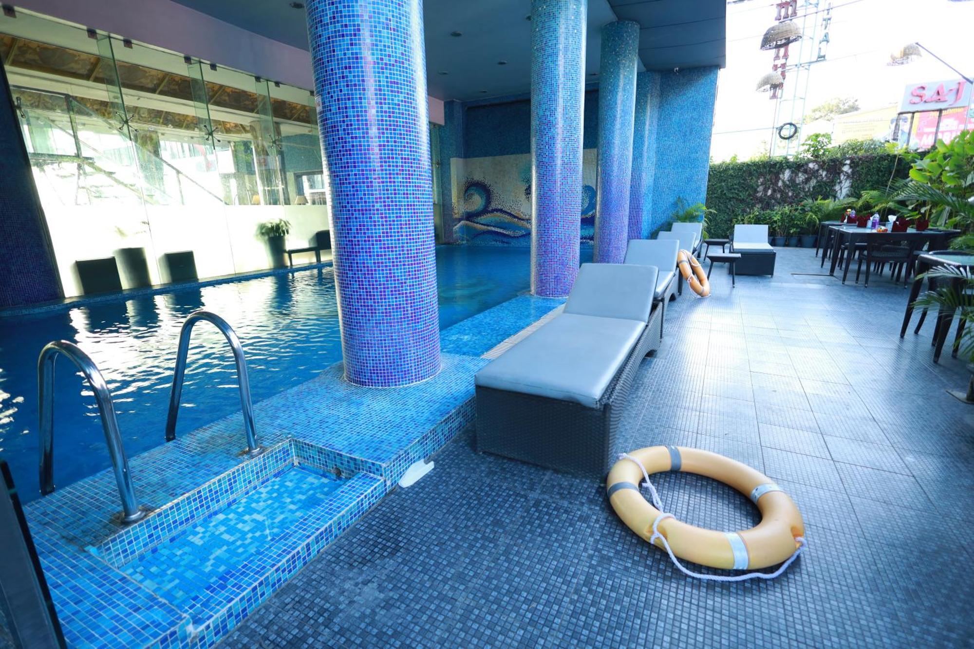 Saj Luciya -A Classified 4 Star Hotel Thiruvananthapuram Bagian luar foto
