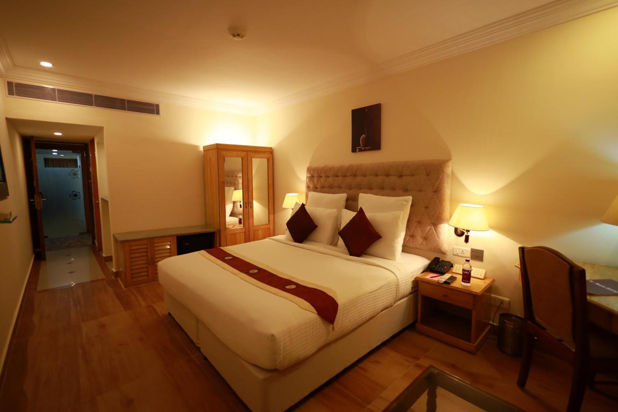 Saj Luciya -A Classified 4 Star Hotel Thiruvananthapuram Bagian luar foto