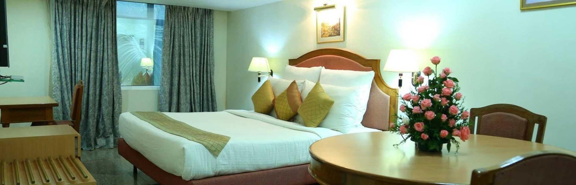Saj Luciya -A Classified 4 Star Hotel Thiruvananthapuram Bagian luar foto